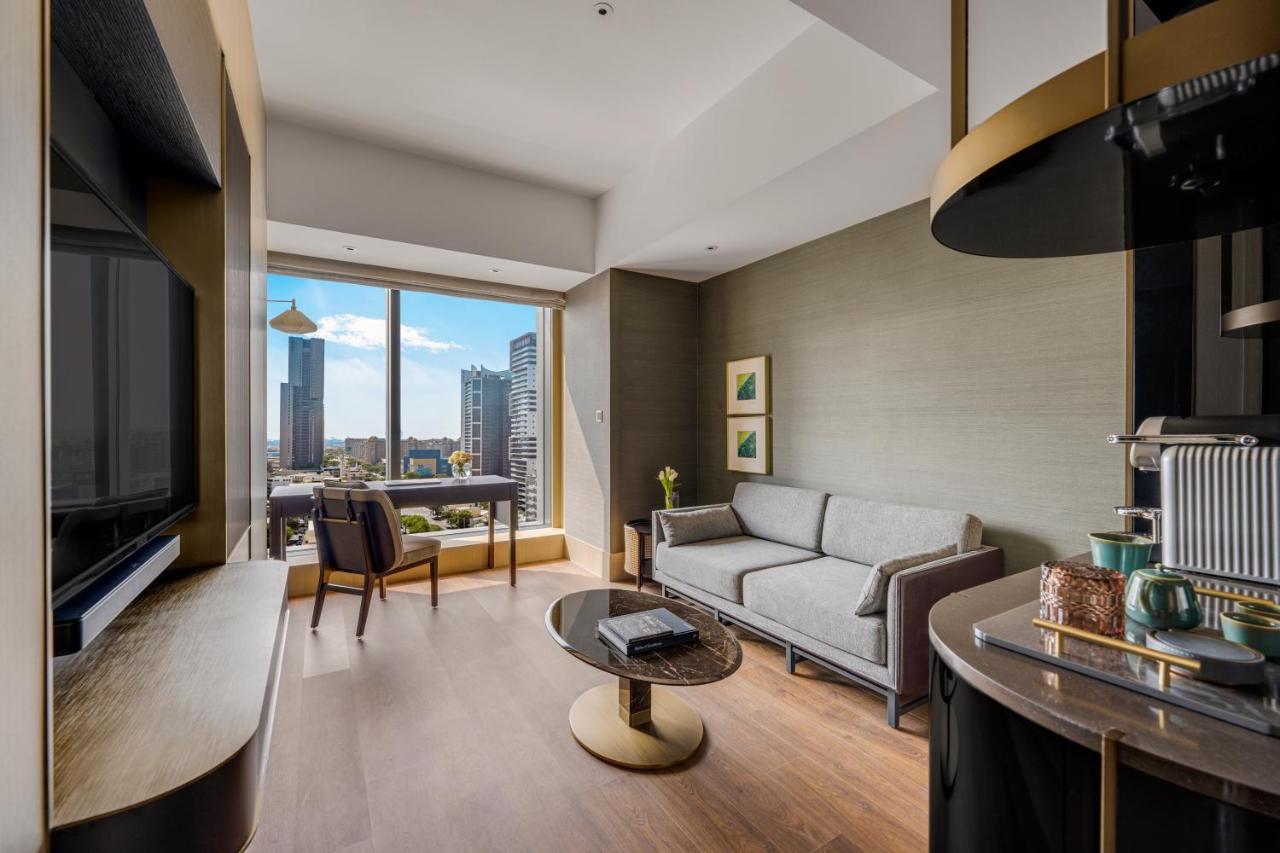 فندق Intercontinental Kaohsiung By Ihg المظهر الخارجي الصورة A suite at The Ritz-Carlton, Osaka