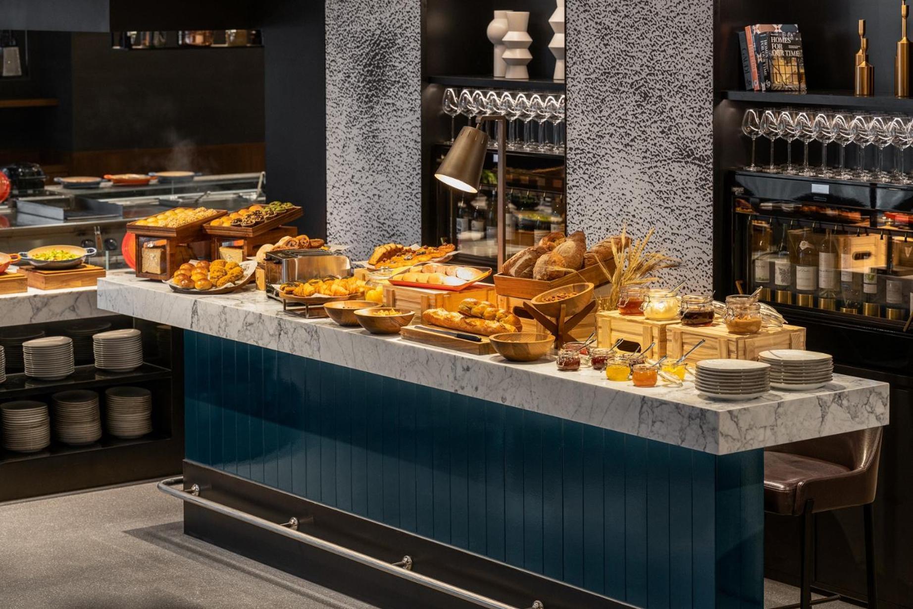 فندق Intercontinental Kaohsiung By Ihg المظهر الخارجي الصورة A buffet at a restaurant
