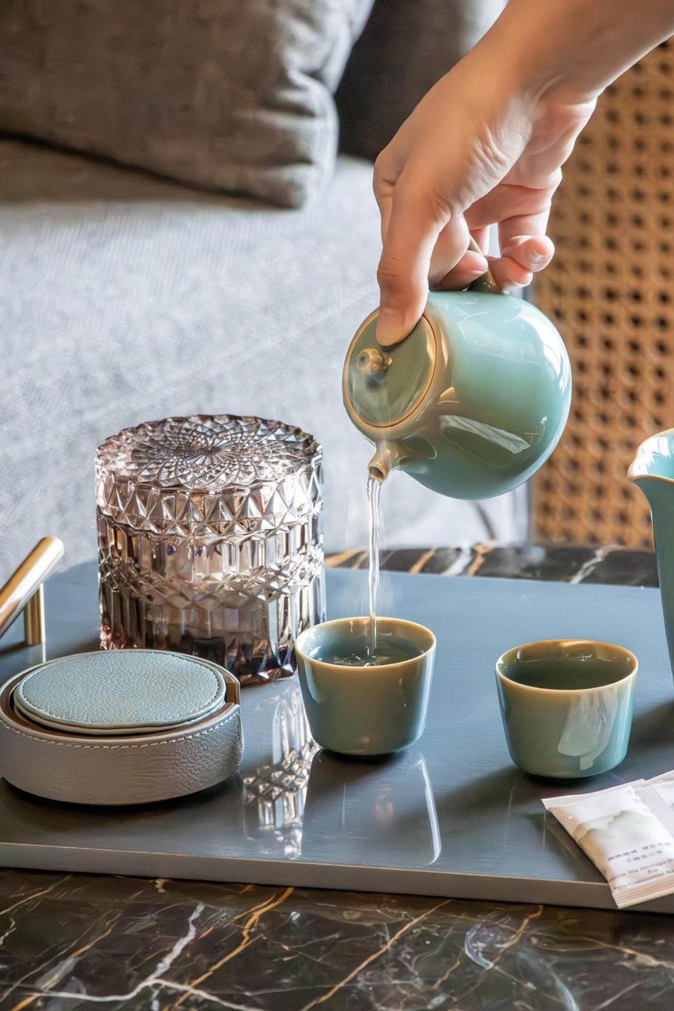 فندق Intercontinental Kaohsiung By Ihg الغرفة الصورة Tea being poured into a teacup