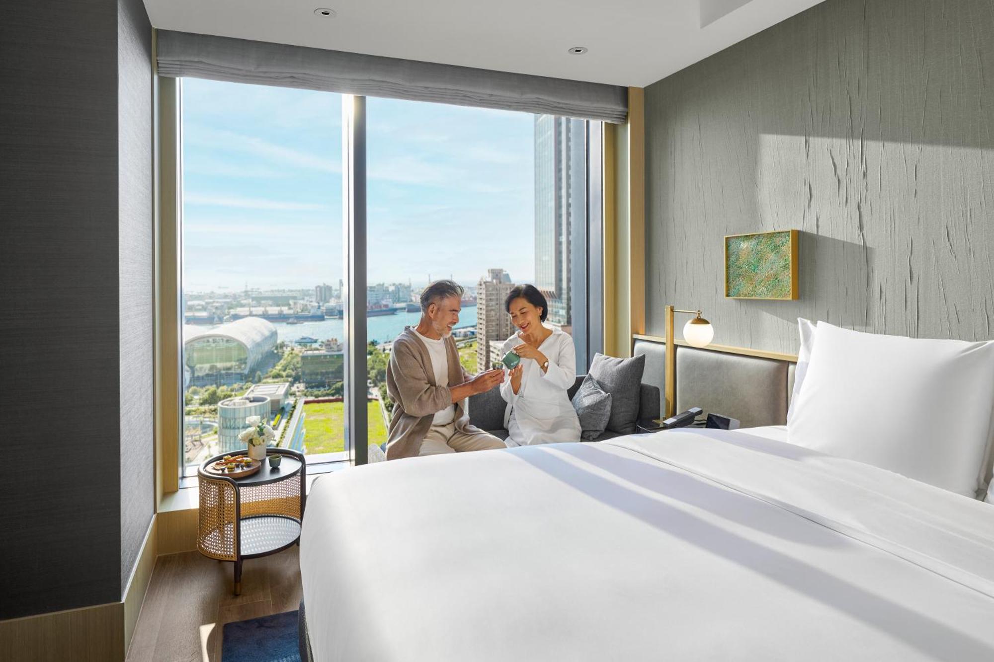 فندق Intercontinental Kaohsiung By Ihg الغرفة الصورة A guest room at the hotel