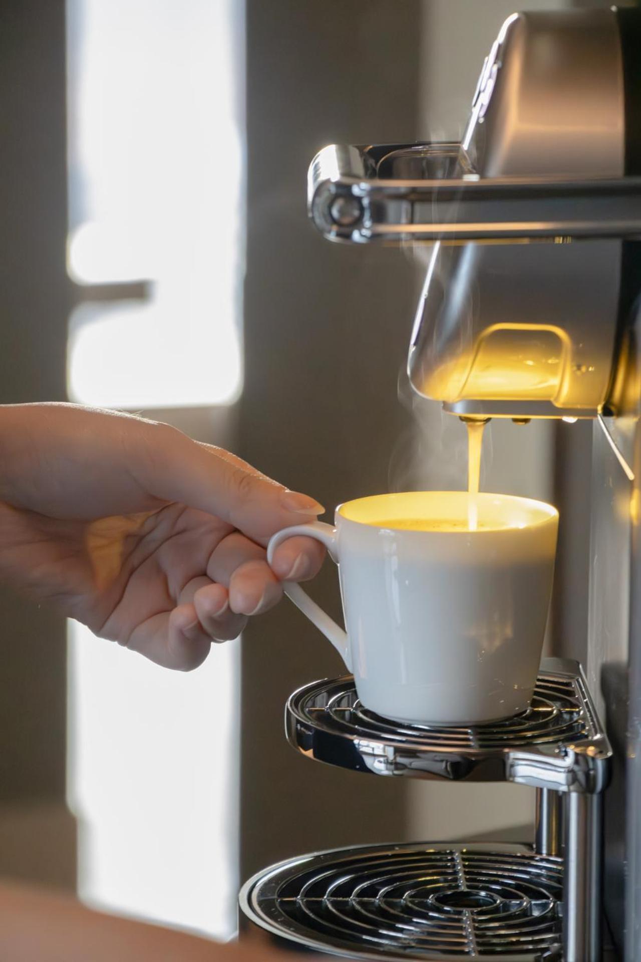فندق Intercontinental Kaohsiung By Ihg الغرفة الصورة A coffee machine