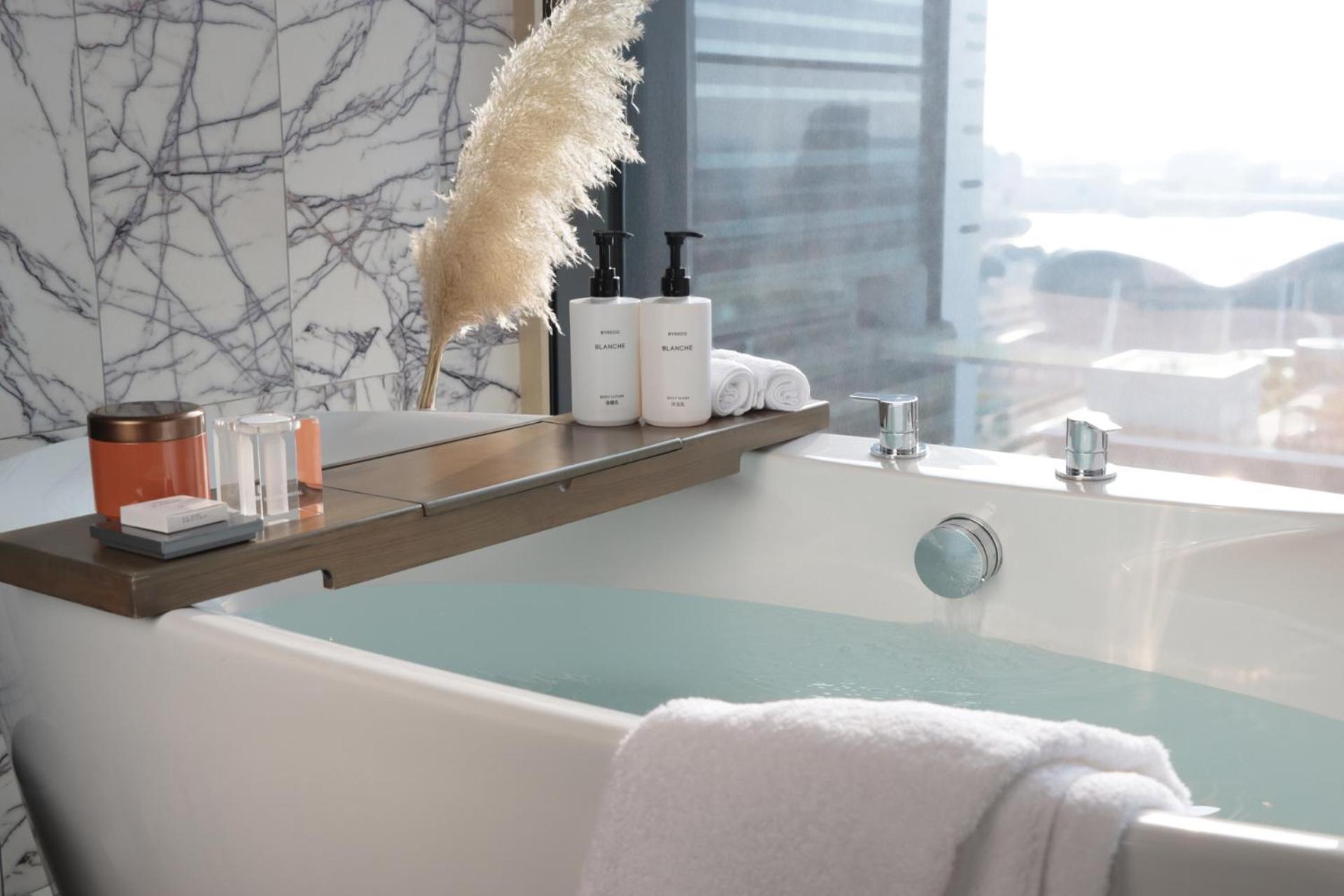 فندق Intercontinental Kaohsiung By Ihg المظهر الخارجي الصورة A modern bathtub
